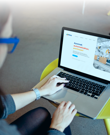 Illusztráció, laptopon megnyitva ezen webhely főoldala