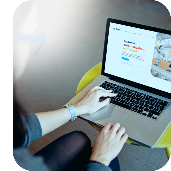 Illusztráció, laptopon megnyitva ezen webhely főoldala